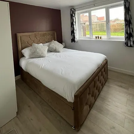 Stylish & Comfy 1 Bedroom By Altoluxoexperience Short Lets & Serviced With Free Wifi & Parking *