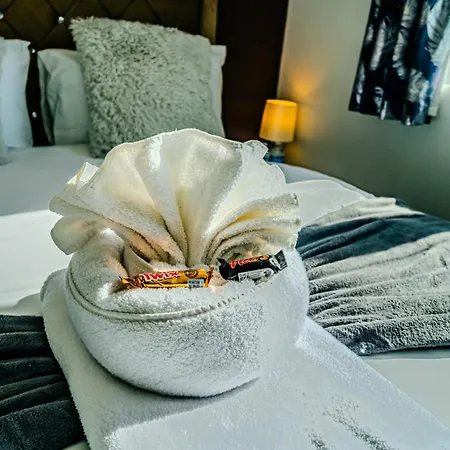 Stylish & Comfy 1 Bedroom By Altoluxoexperience Short Lets & Serviced With Free Wifi & Parking *