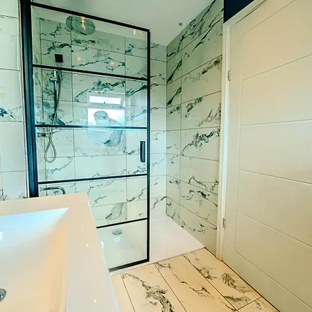 Stylish & Comfy 1 Bedroom By Altoluxoexperience Short Lets & Serviced With Free Wifi & Parking