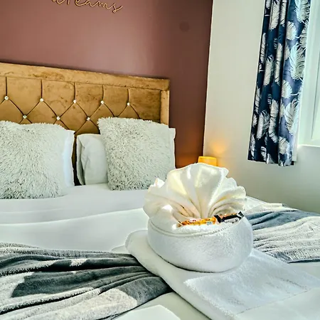 Stylish & Comfy 1 Bedroom By Altoluxoexperience Short Lets & Serviced With Free Wifi & Parking *
