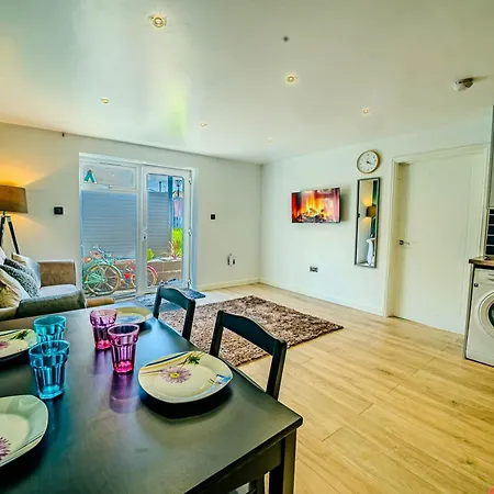 Stylish & Comfy 1 Bedroom By Altoluxoexperience Short Lets & Serviced With Free Wifi & Parking * Bristol