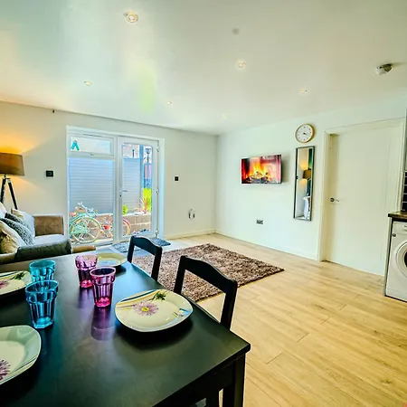 Apartment Stylish & Comfy 1 Bedroom By Altoluxoexperience Short Lets & Serviced With Free Wifi & Parking *